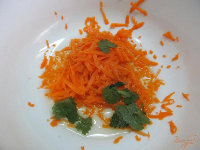 Фото приготовление рецепта: Морковный салат с грибами и фасолью шаг №1