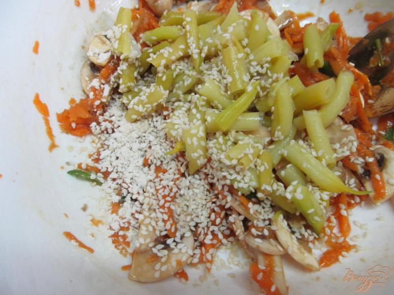 Фото приготовление рецепта: Морковный салат с грибами и фасолью шаг №3