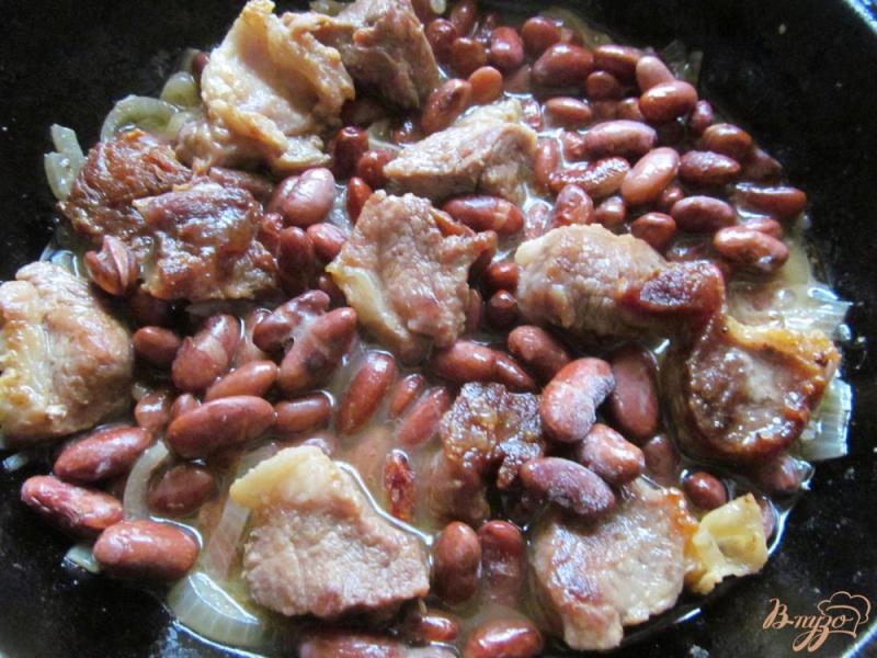Фото приготовление рецепта: Рагу из свинины с фасолью и сметаной шаг №3