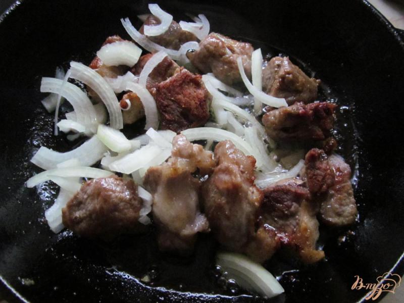 Фото приготовление рецепта: Рагу из свинины с фасолью и сметаной шаг №2
