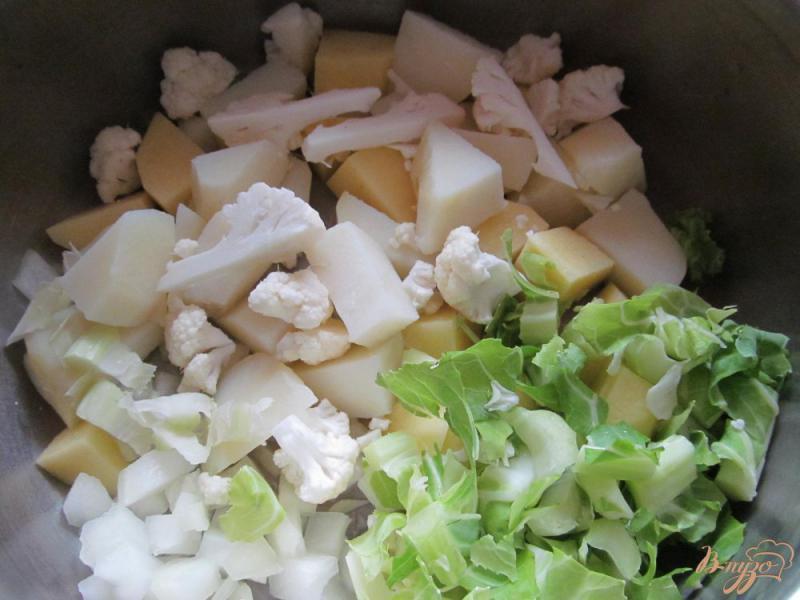 Фото приготовление рецепта: Легкий суп с макаронами яйцом и цветной капустой шаг №1