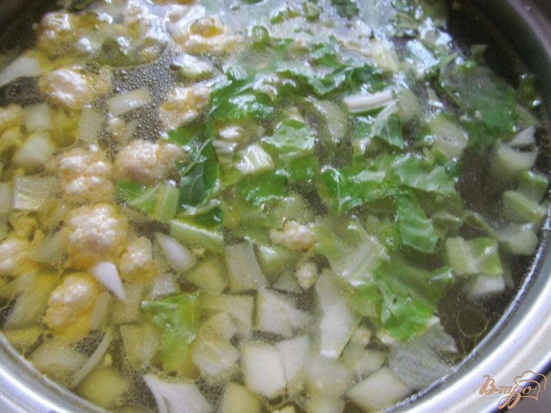 Фото приготовление рецепта: Легкий суп с макаронами яйцом и цветной капустой шаг №2