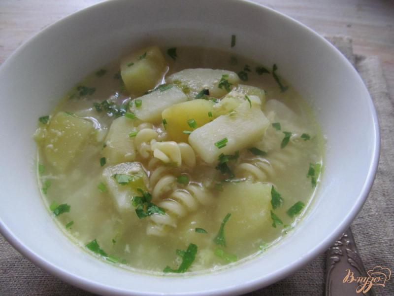 Фото приготовление рецепта: Легкий суп с макаронами яйцом и цветной капустой шаг №5