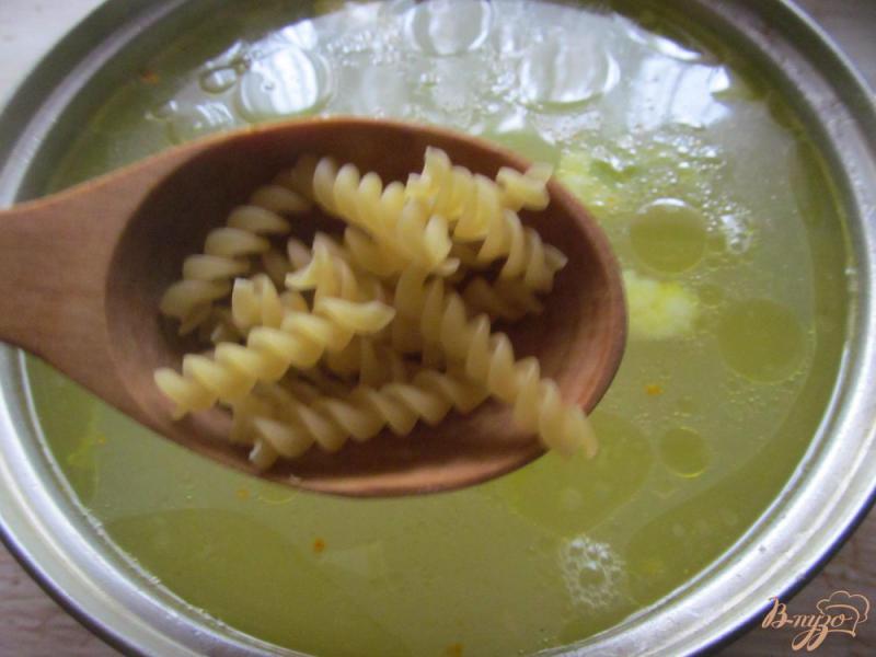 Фото приготовление рецепта: Легкий суп с макаронами яйцом и цветной капустой шаг №3