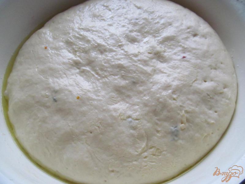 Фото приготовление рецепта: Хлеб с чесноком имбирем и тимьяном шаг №5