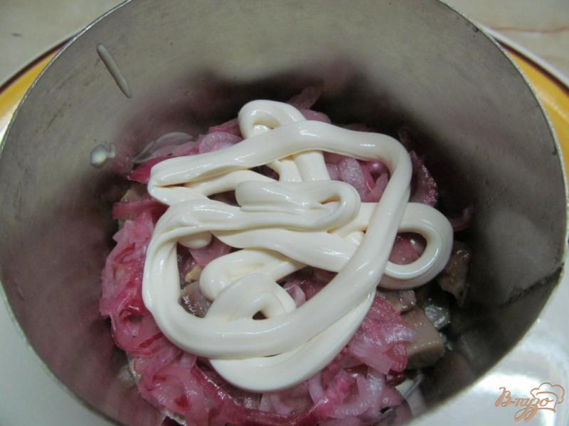 Фото приготовление рецепта: Салат из сельди со свеклой и брокколи шаг №7