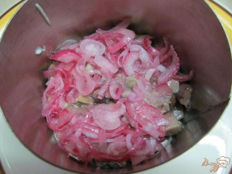 Фото приготовление рецепта: Салат из сельди со свеклой и брокколи шаг №6