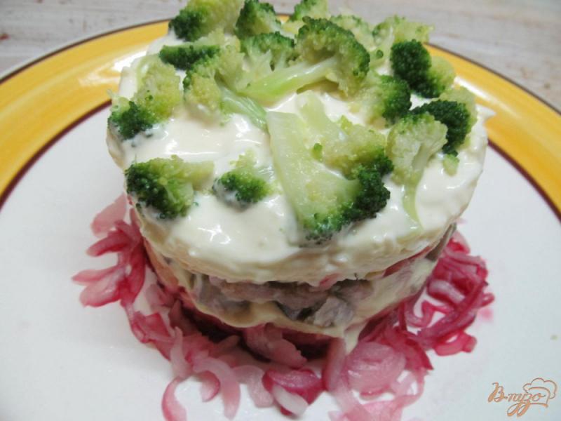 Фото приготовление рецепта: Салат из сельди со свеклой и брокколи шаг №9