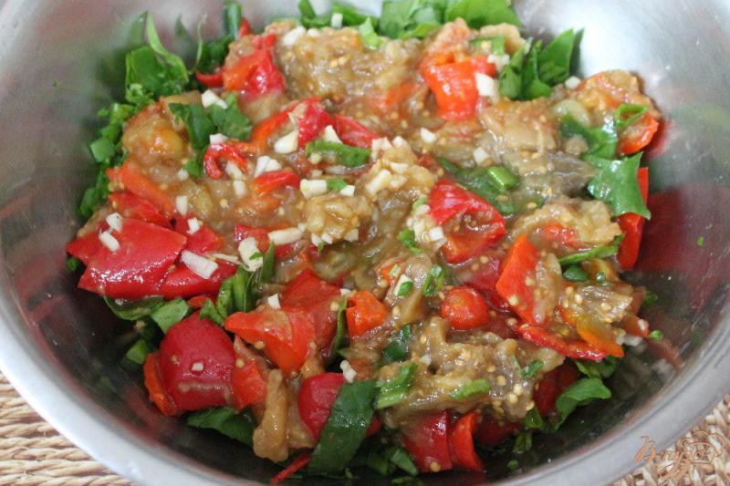 Фото приготовление рецепта: Баклажан с перцем, помидорами и шпинатом шаг №6