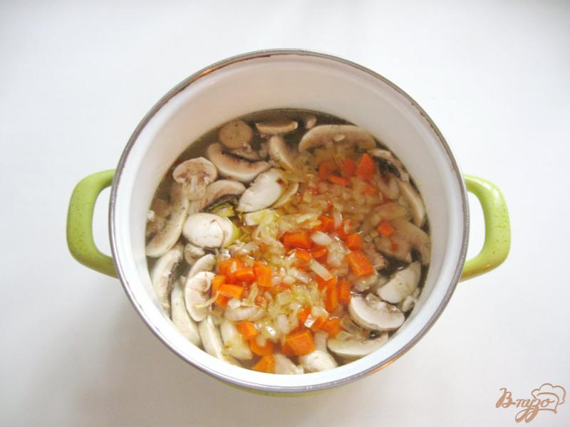 Фото приготовление рецепта: Суп с красной чечевицей и шампиньонами шаг №3