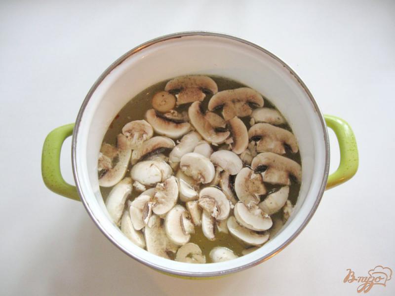 Фото приготовление рецепта: Суп с красной чечевицей и шампиньонами шаг №2