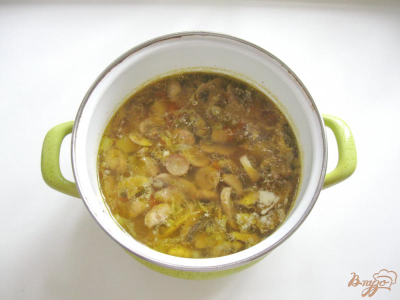 Фото приготовление рецепта: Суп с красной чечевицей и шампиньонами шаг №6