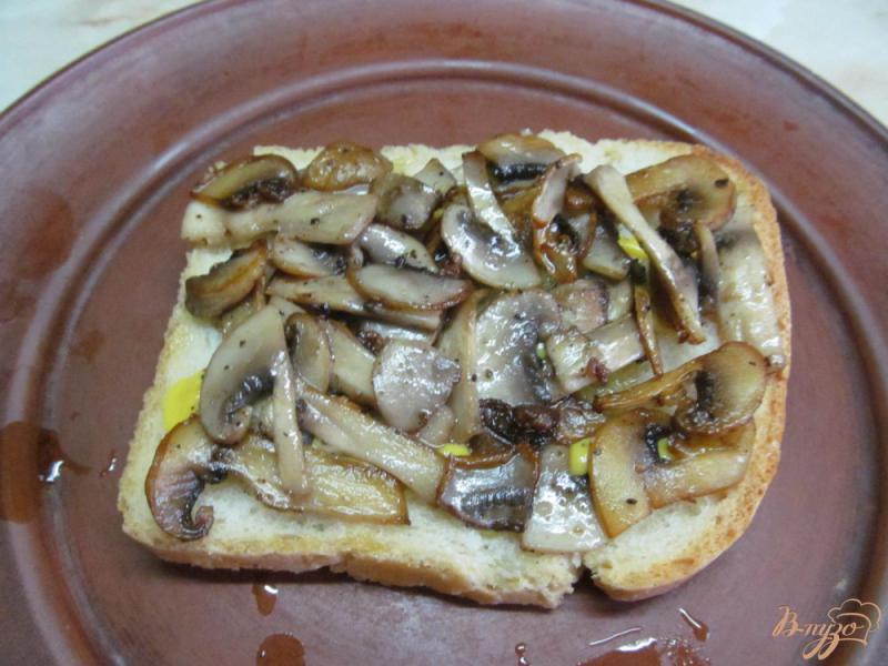 Фото приготовление рецепта: Горячий бутерброд с грибами и сыром шаг №2