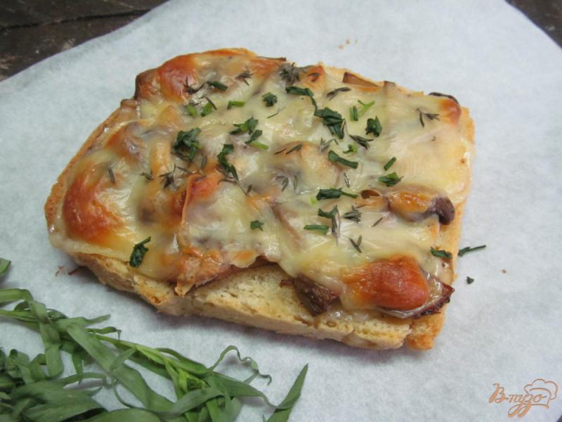Фото приготовление рецепта: Горячий бутерброд с грибами и сыром шаг №4
