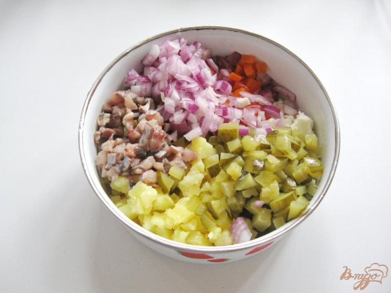 Фото приготовление рецепта: Салат с сельдью, картофелем и яйцами шаг №7