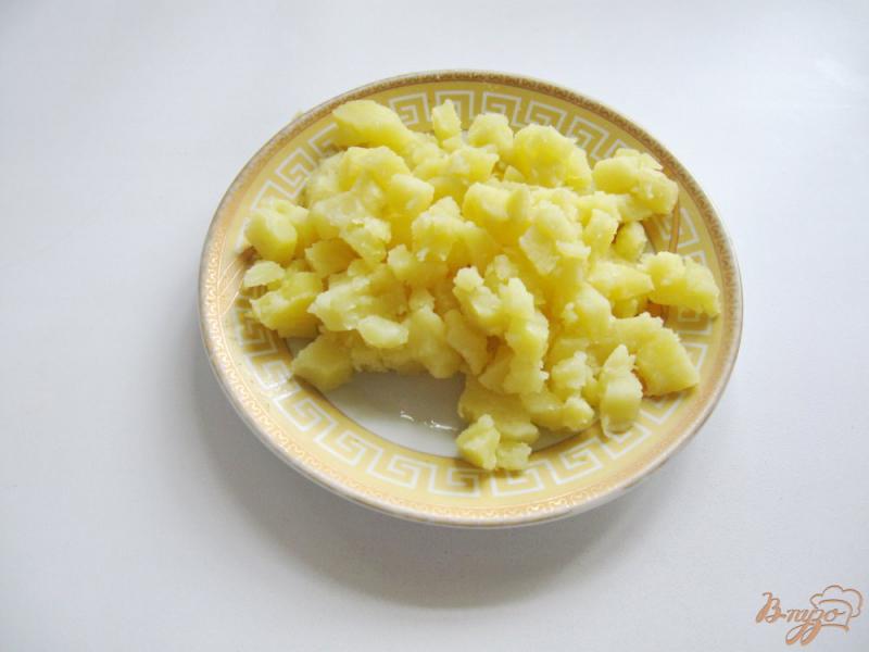 Фото приготовление рецепта: Салат с сельдью, картофелем и яйцами шаг №6