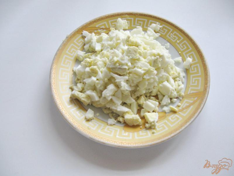 Фото приготовление рецепта: Салат с сельдью, картофелем и яйцами шаг №4