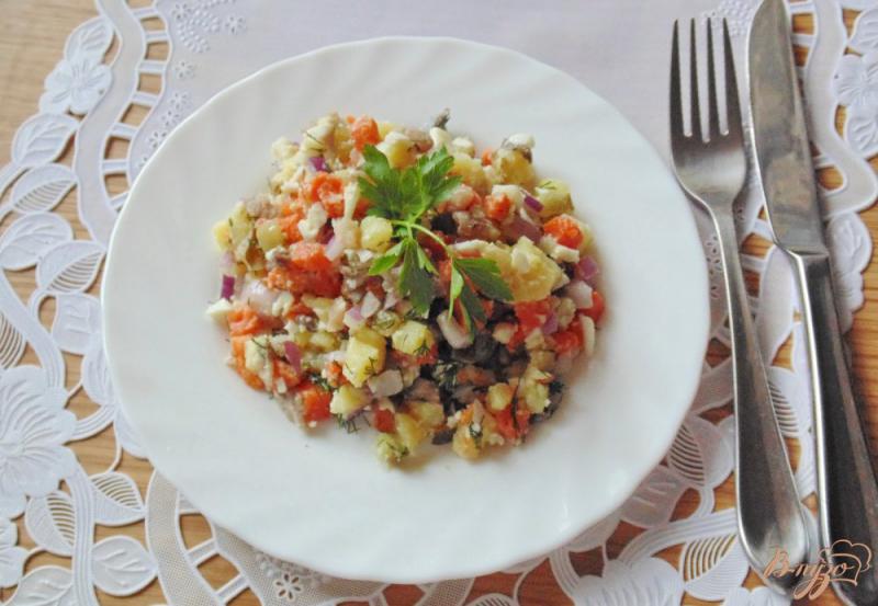 Фото приготовление рецепта: Салат с сельдью, картофелем и яйцами шаг №9