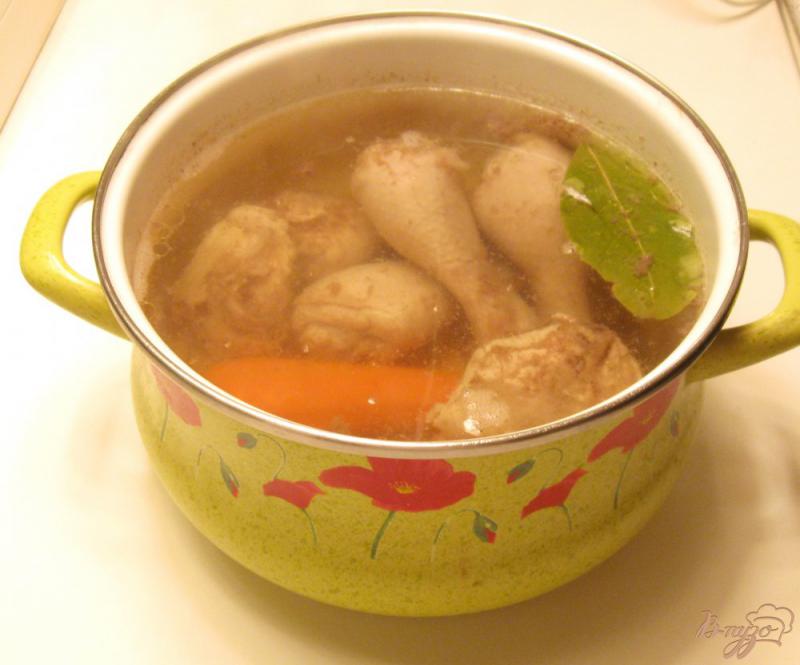 Фото приготовление рецепта: Холодец из курицы с шампиньонами шаг №2