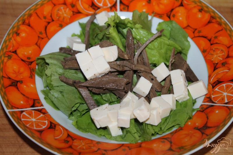 Фото приготовление рецепта: Салат с языком, жареными грибами и сыром шаг №4