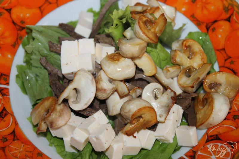 Фото приготовление рецепта: Салат с языком, жареными грибами и сыром шаг №5