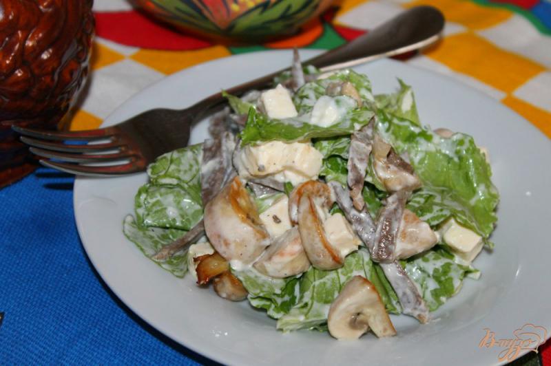 Фото приготовление рецепта: Салат с языком, жареными грибами и сыром шаг №6