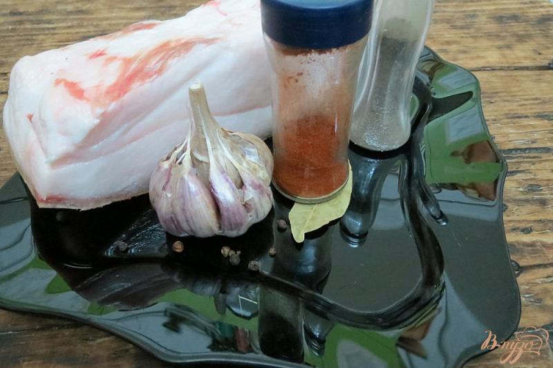 Фото приготовление рецепта: Солёное сало с перцем и чесноком шаг №1