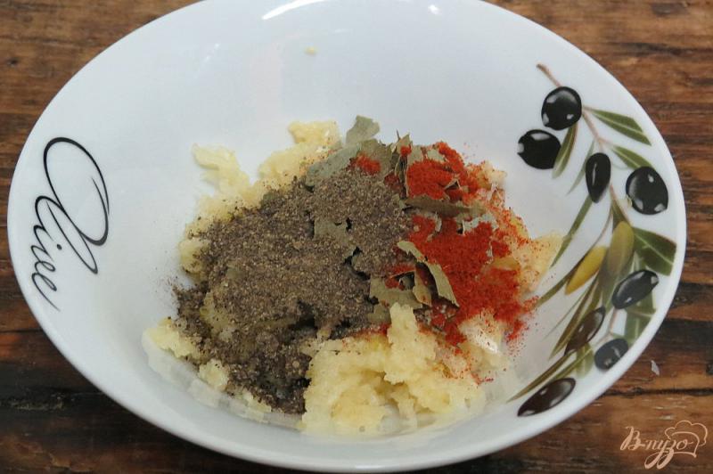 Фото приготовление рецепта: Солёное сало с перцем и чесноком шаг №5