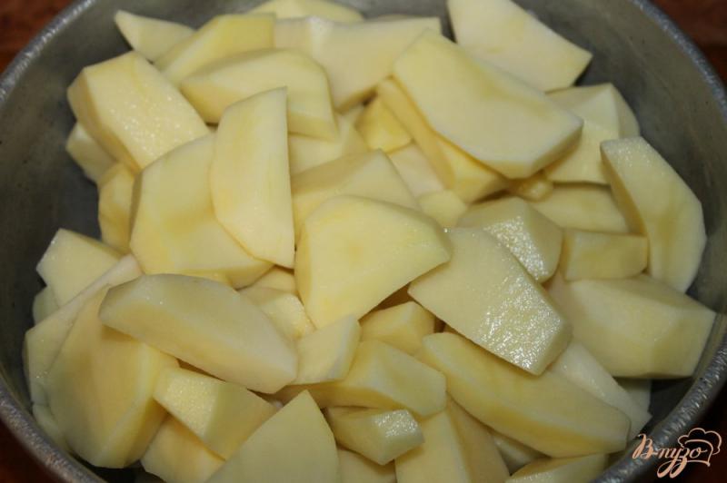 Фото приготовление рецепта: Отварной картофель в грибном соусе с перцем шаг №1