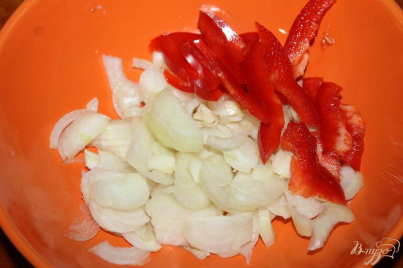 Фото приготовление рецепта: Отварной картофель в грибном соусе с перцем шаг №3