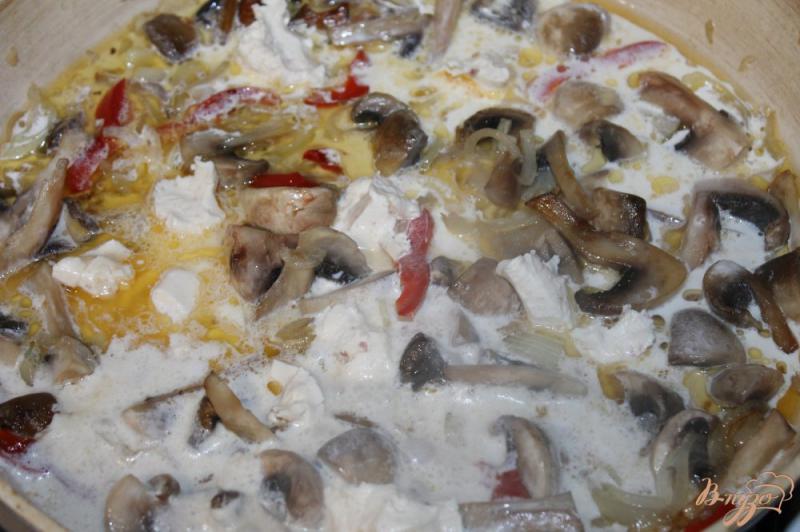 Фото приготовление рецепта: Отварной картофель в грибном соусе с перцем шаг №5