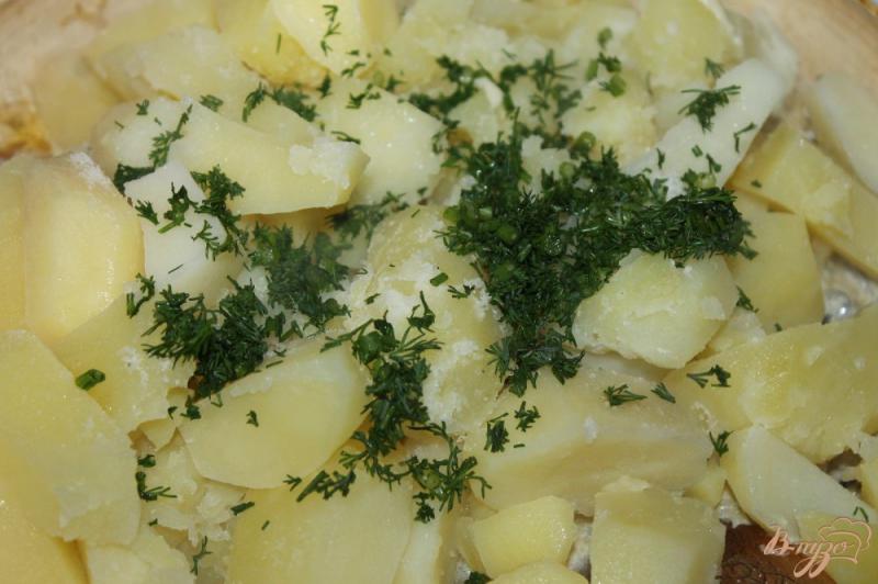 Фото приготовление рецепта: Отварной картофель в грибном соусе с перцем шаг №6