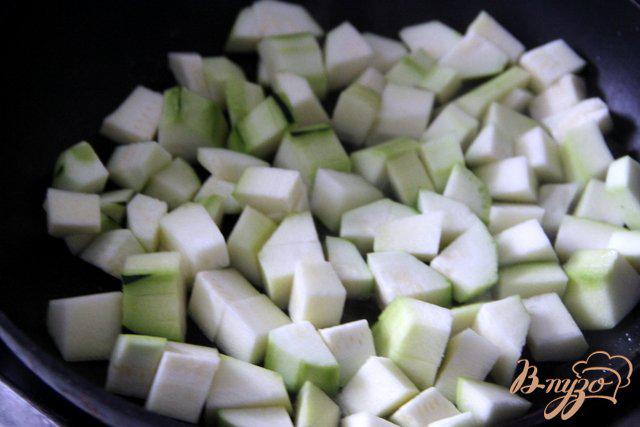 Фото приготовление рецепта: Легкий куриный суп с овощами и кабачками шаг №2