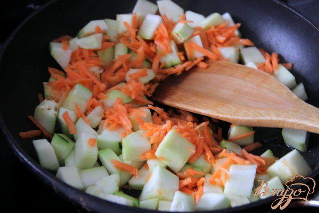 Фото приготовление рецепта: Легкий куриный суп с овощами и кабачками шаг №3