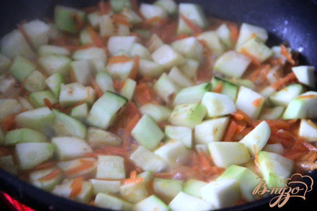 Фото приготовление рецепта: Легкий куриный суп с овощами и кабачками шаг №4