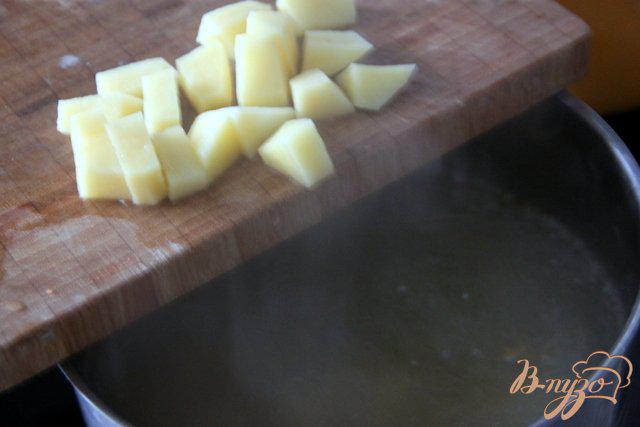 Фото приготовление рецепта: Легкий куриный суп с овощами и кабачками шаг №5