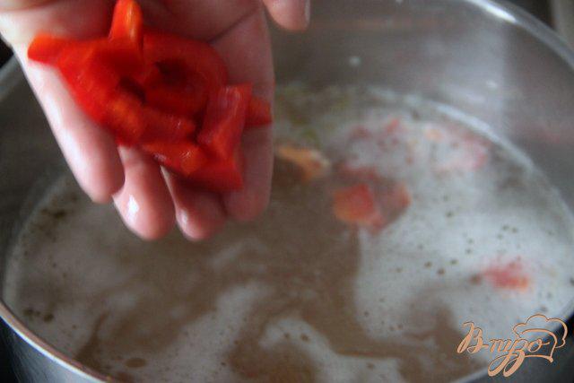 Фото приготовление рецепта: Легкий куриный суп с овощами и кабачками шаг №6