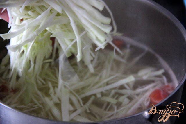 Фото приготовление рецепта: Легкий куриный суп с овощами и кабачками шаг №7