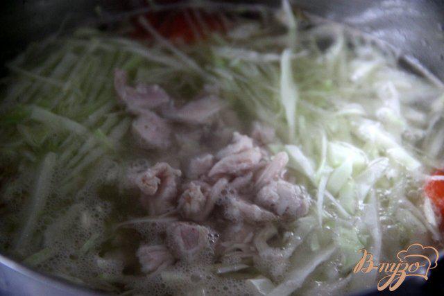 Фото приготовление рецепта: Легкий куриный суп с овощами и кабачками шаг №8