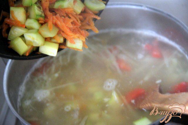 Фото приготовление рецепта: Легкий куриный суп с овощами и кабачками шаг №9