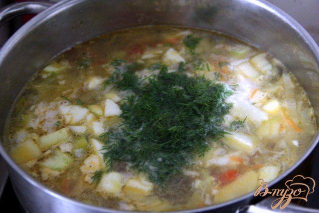 Фото приготовление рецепта: Легкий куриный суп с овощами и кабачками шаг №10