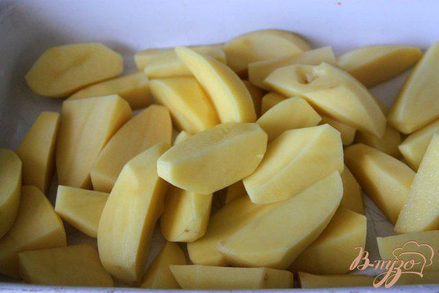 Фото приготовление рецепта: Картофель, запеченный с луком под соевым соусом шаг №1
