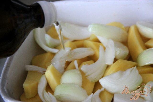Фото приготовление рецепта: Картофель, запеченный с луком под соевым соусом шаг №2