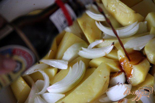 Фото приготовление рецепта: Картофель, запеченный с луком под соевым соусом шаг №3