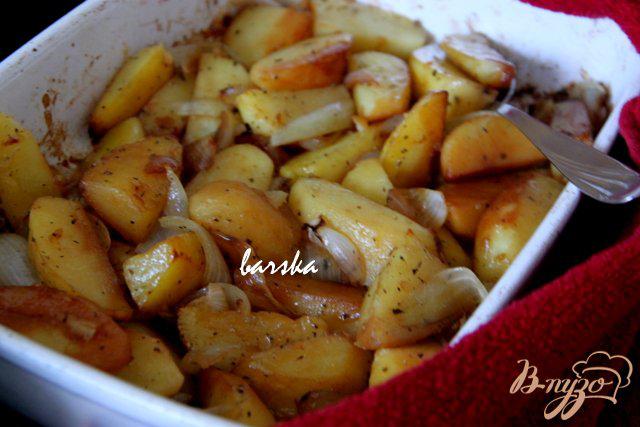 Фото приготовление рецепта: Картофель, запеченный с луком под соевым соусом шаг №4