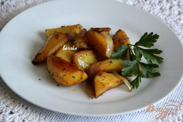 Фото приготовление рецепта: Картофель, запеченный с луком под соевым соусом шаг №5