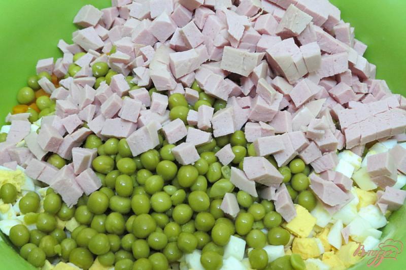 Фото приготовление рецепта: Салат оливье с двумя видами огурцов шаг №6