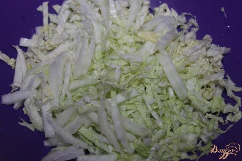 Фото приготовление рецепта: Салат из пекинской капусты с салатной редькой и морковью шаг №1