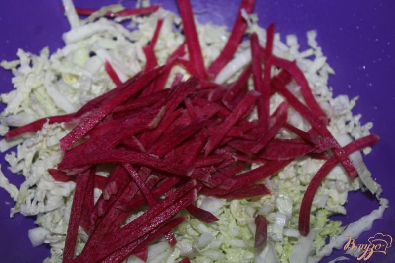 Фото приготовление рецепта: Салат из пекинской капусты с салатной редькой и морковью шаг №2