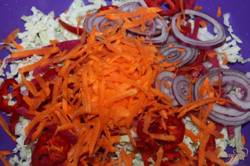 Фото приготовление рецепта: Салат из пекинской капусты с салатной редькой и морковью шаг №4